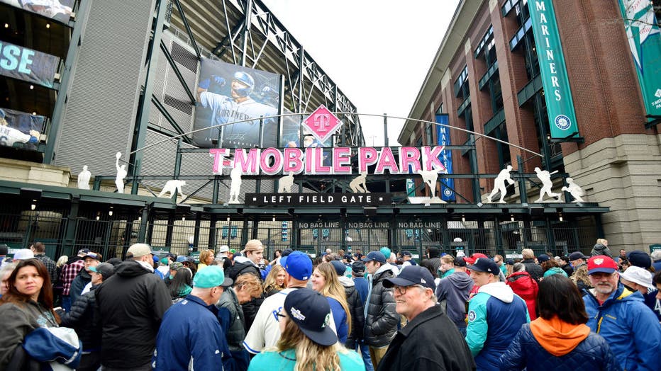 mariners fans outside t-mobile park entrance